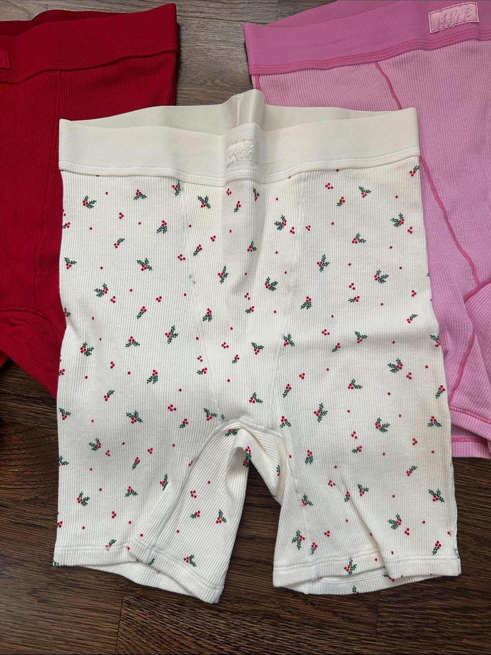 SKIMS Holiday Cotton Rib Boxer Set of 3 | Red Pink Holly Print | NWOT - Picture 3 of 4